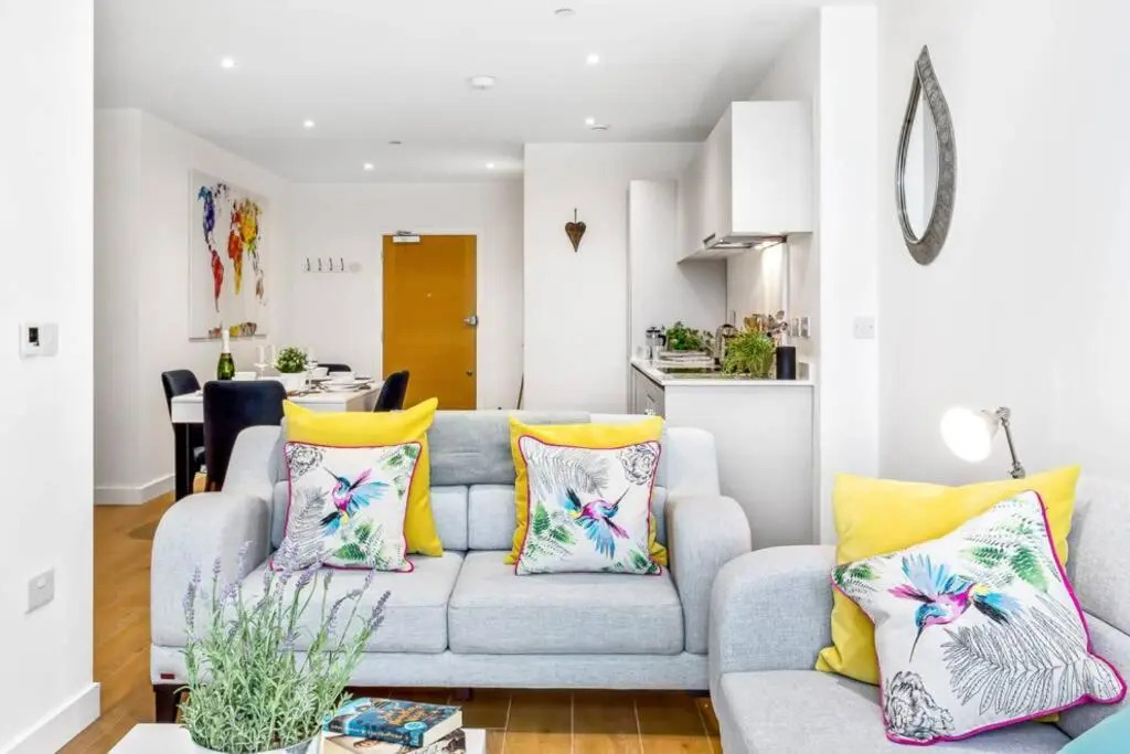 Stylish 2 Bed/2 Bath, Parking - Bracknell Centre