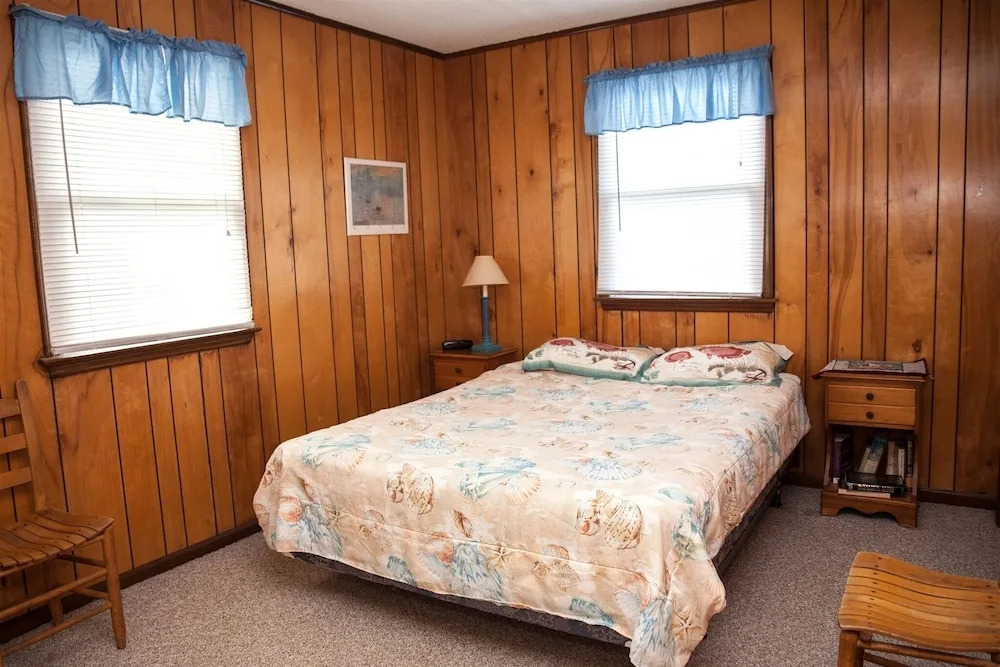 Beachbux 3 Bedroom Cottage by RedAwning