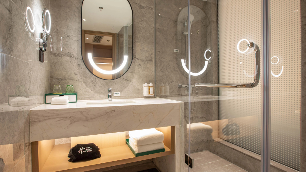 Holiday Inn Shanghai Nanjing Road by IHG