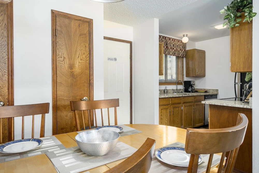Shadow Run E109 - 2 Br Condo