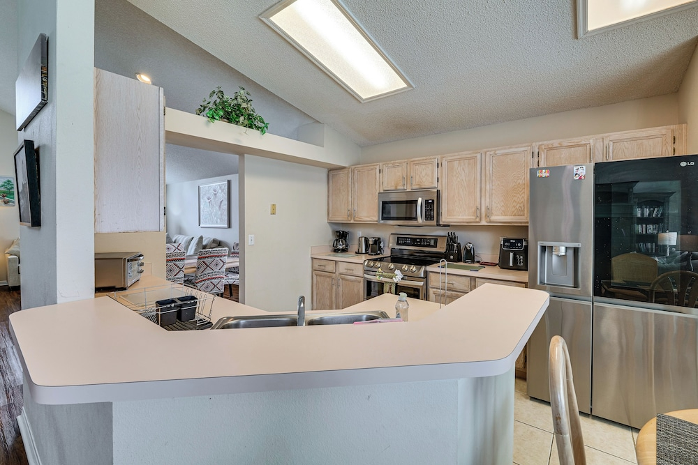 < 5 Mi to Disney Parks: Spacious Home w/ Lanai