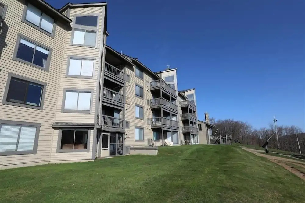 Seven Springs 1 Bedroom Premium Condo, Walking Distance to Slopes by RedAwning