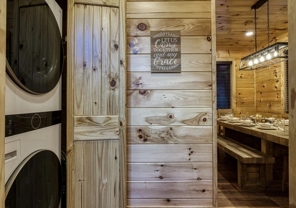 Bear Tracks Lodge 4 Bedroom Cabin by RedAwning