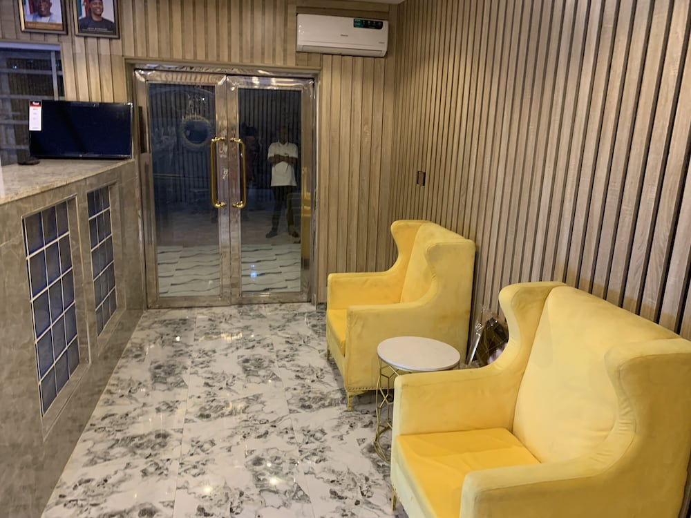 Jf Royal Hotel & Suites