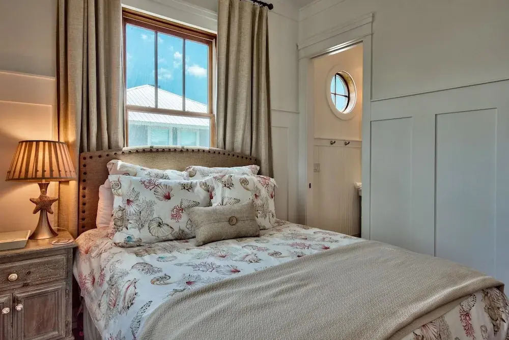 Tangled In Blue 5 Bedroom Holiday Home by Five Star Properties