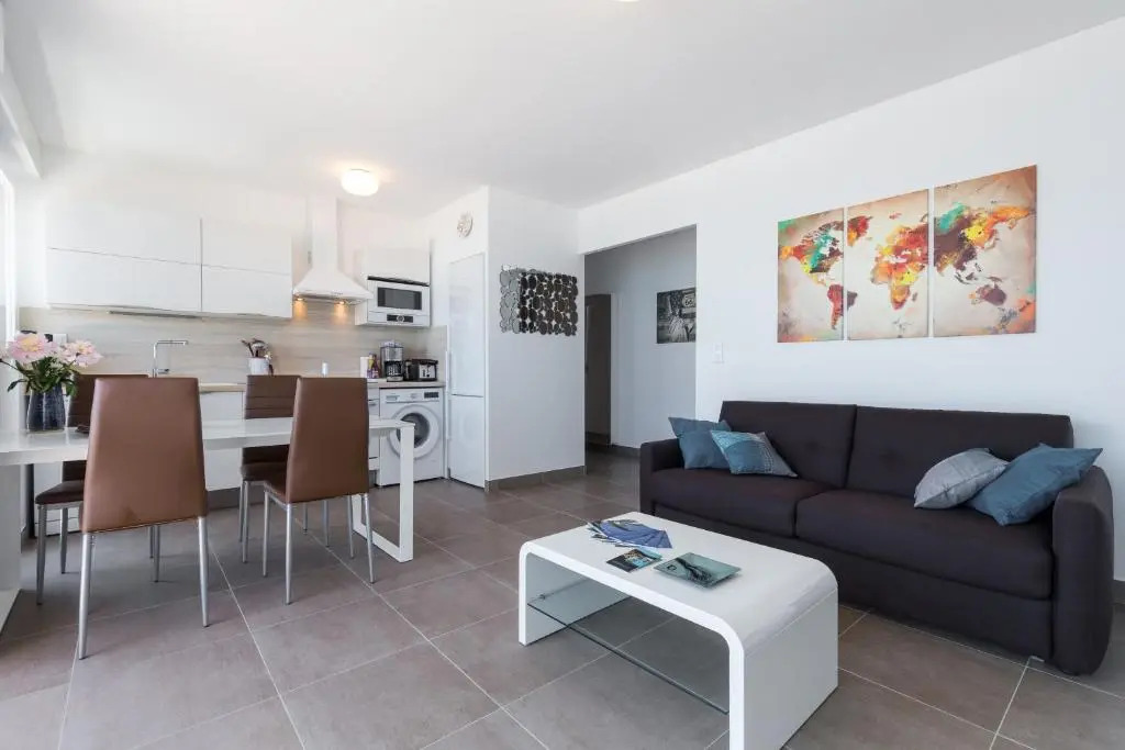 GORGEOUS APT with TERRACE, ELEVATOR, AC, FREE PARKING