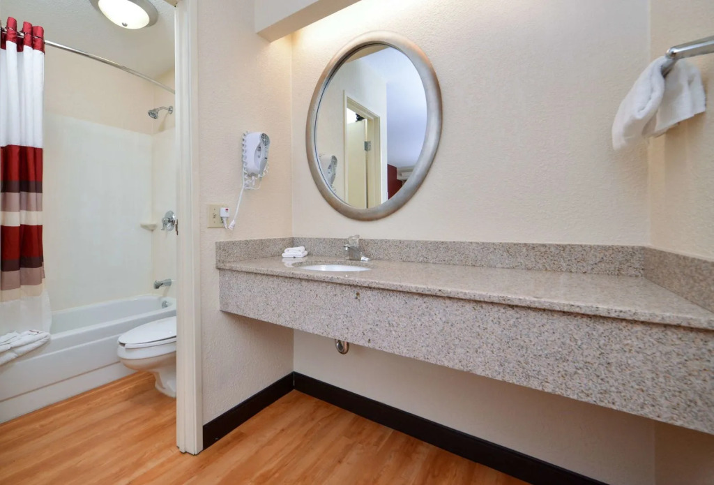 Super 8 by Wyndham Deerfield - Northbrook