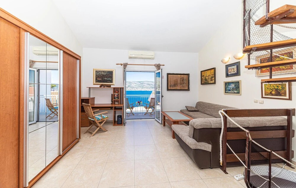 2 Bedroom Cozy Home In Okrug Donji