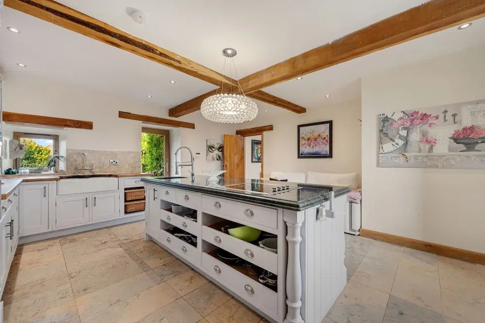 5-bed Retreat, Sleeps 12 in Harrogate With Hot Tub