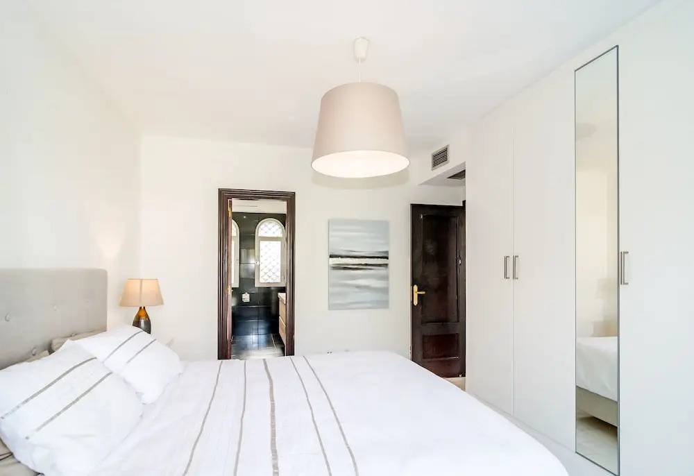 SE-Spacious townhouse in Nueva Andalucia Roomservice