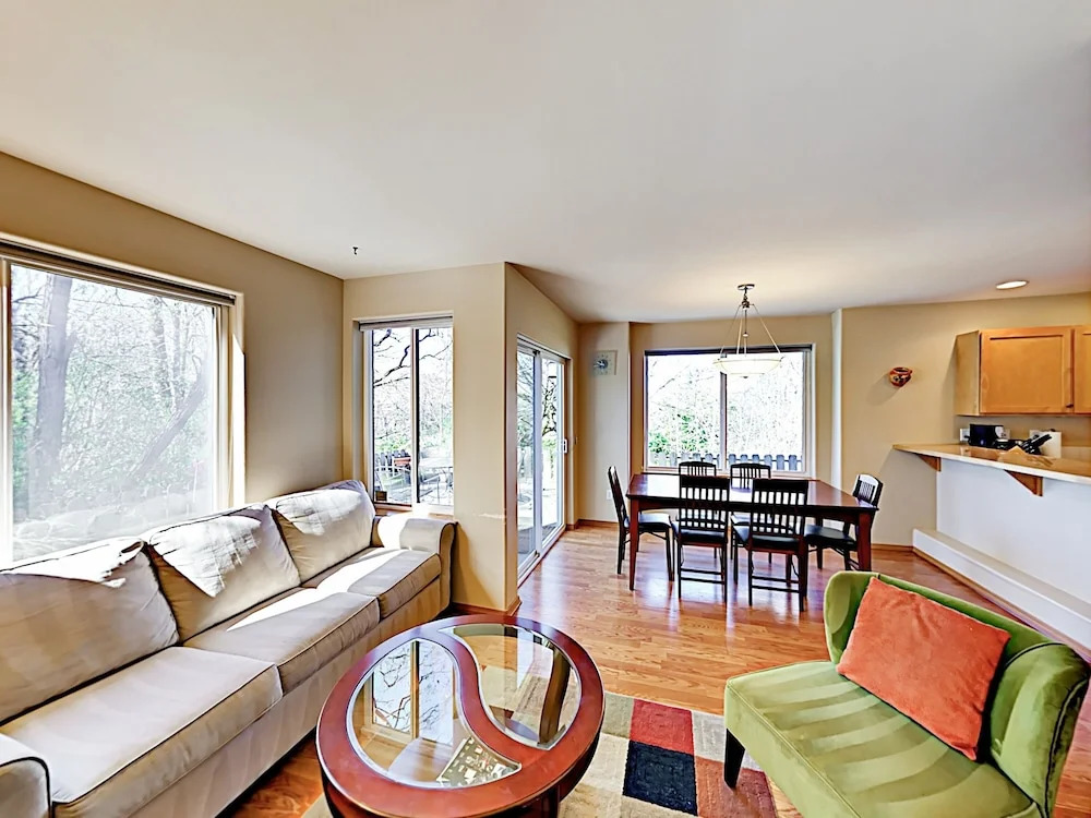 W/ Patio Short Walk To Bus Line 2 Bedroom Townhouse