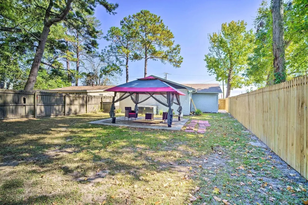 'blue Cottage in the Bayou' w/ Private Yard!