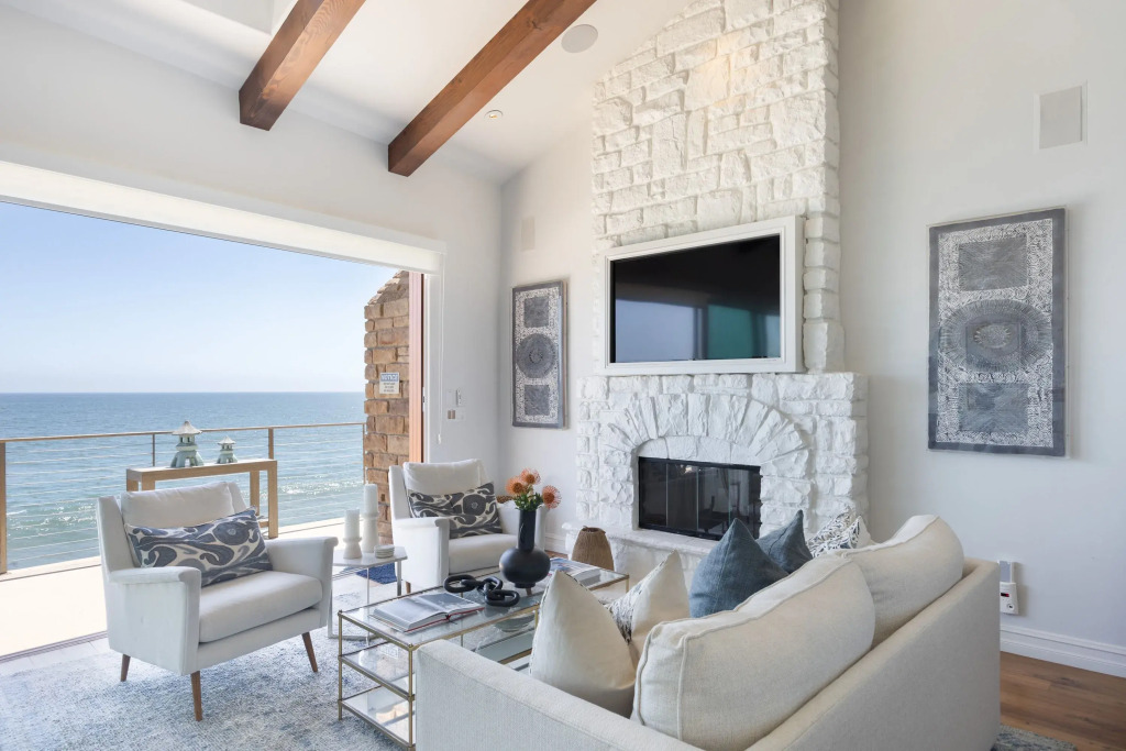Malibu Beach House Bliss by AvantStay | Beachfront + Private Beach Access, Malibu