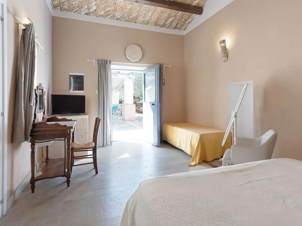 Farmhouse in Noto with Pool and Garden