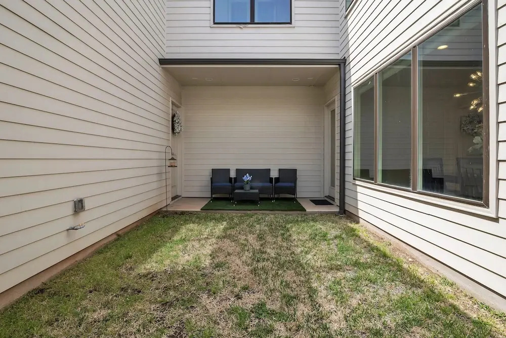 Modern 3br In Bishop Arts Walk To Shops & Dining 3 Bedroom Duplex