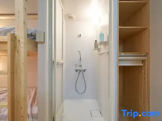 Yokohama Chinatown 3 min walk / Motomachi & Nihon-Odori Station 5 min walk / Cabin-style rooms