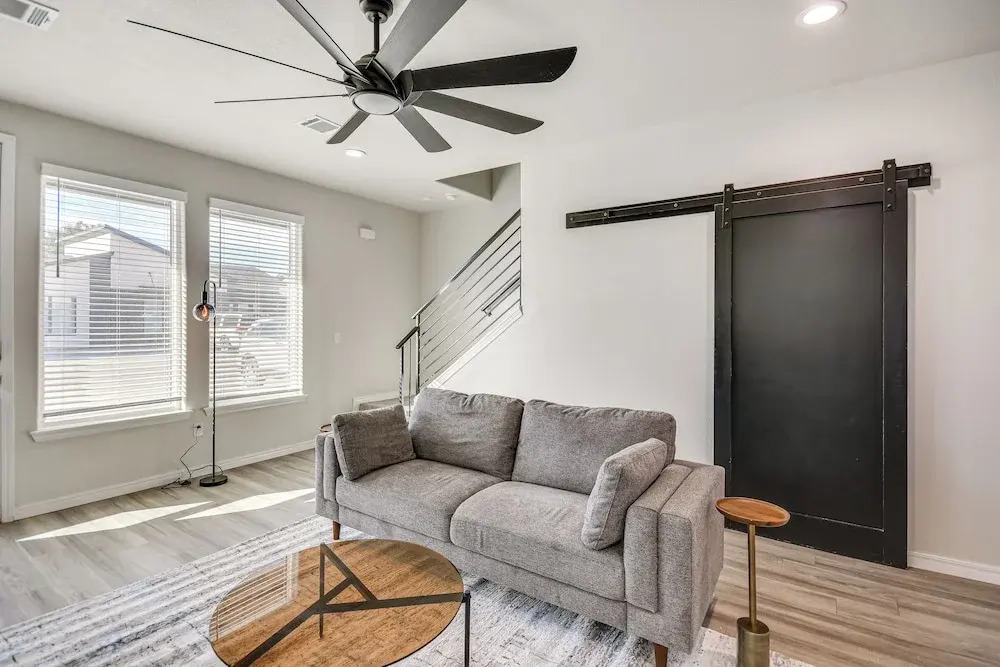 Pets Welcome: Newly Built Abode In Canyon!