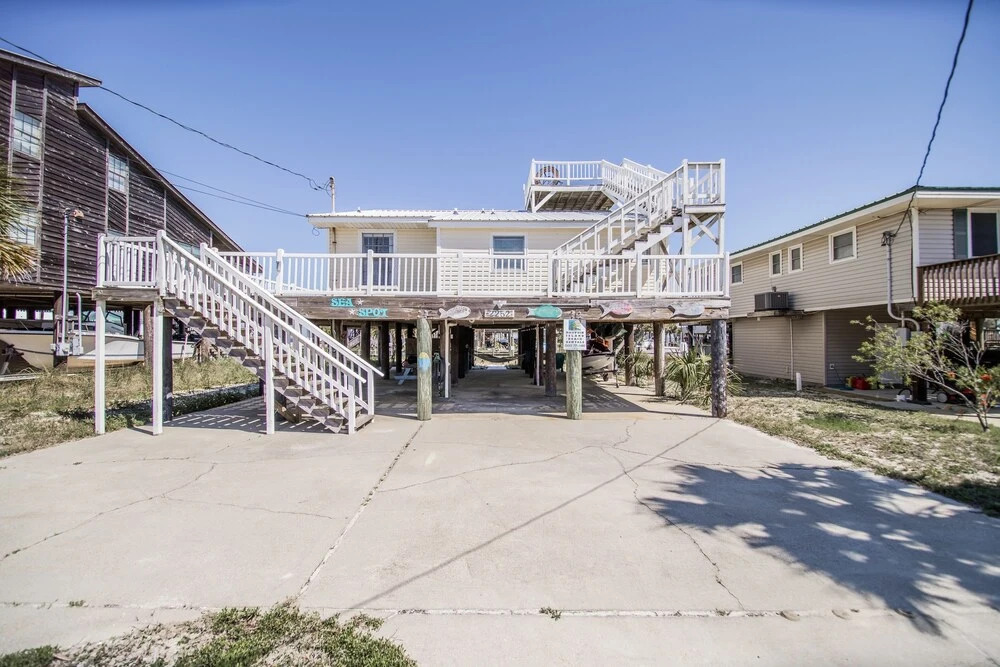 Sea Spot - Waterfront! Enjoy Dinner On The Deck And Naps In The Shaded Hammocks 3 Bedroom Home by RedAwning