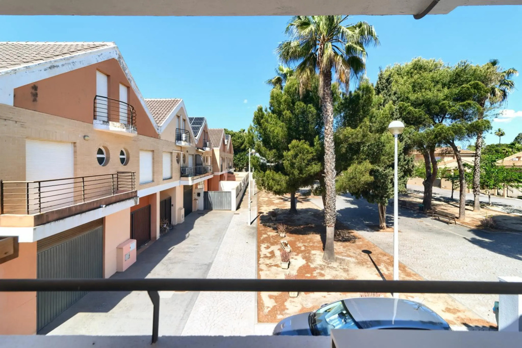 Adosado frente al mar con piscina privada