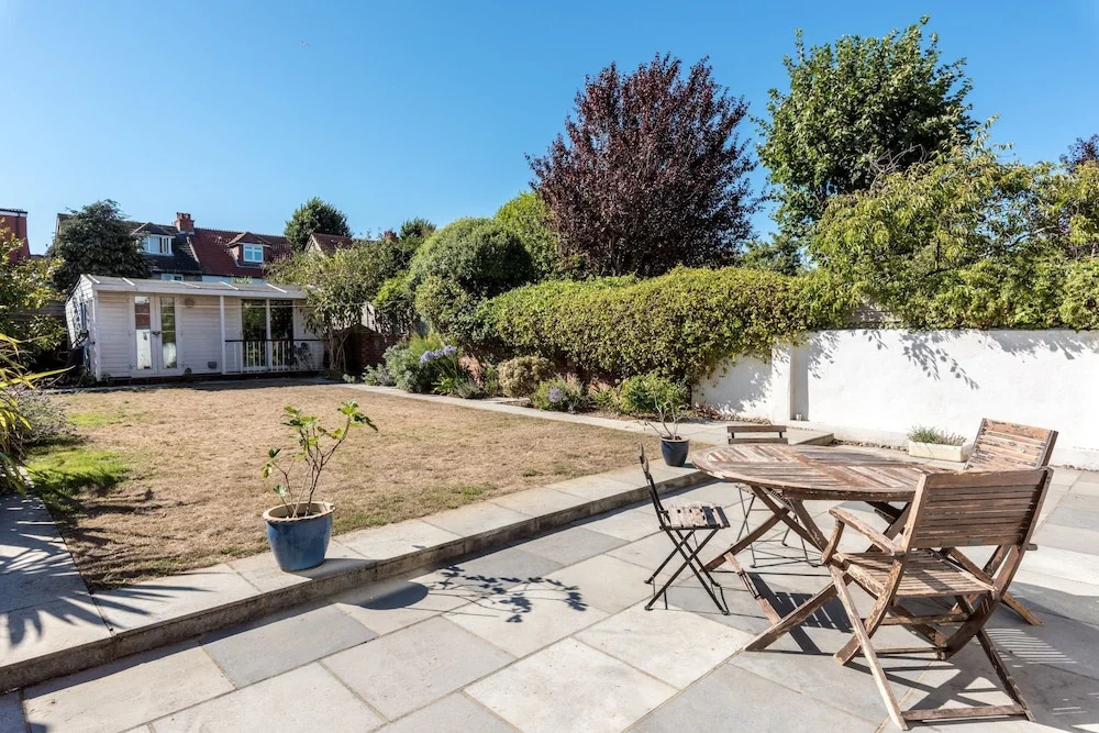 3 Bedroom Home With Garden Near The Beach