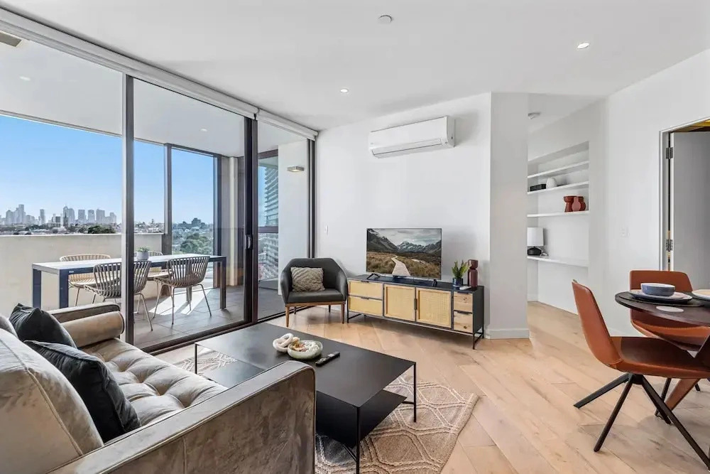 Elegant 2-bed Apartment With Expansive City Views