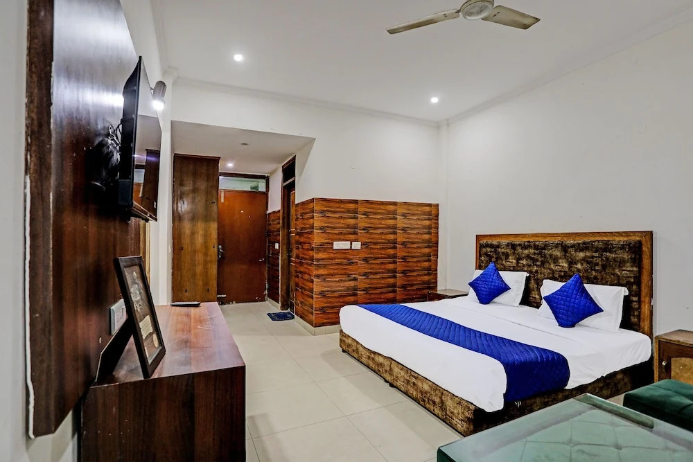 Roomshala 020 Hotel Black Stone