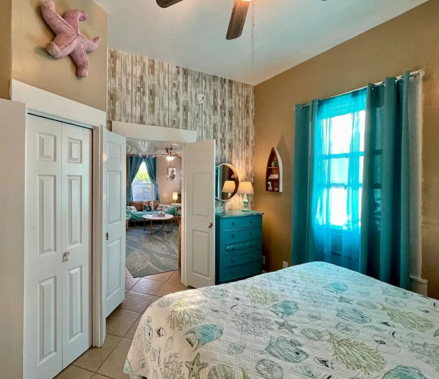 King Bed, Fenced Yard, Free Parking, Dog Friendly and Wifi - 1 BR Cottage by Redawning