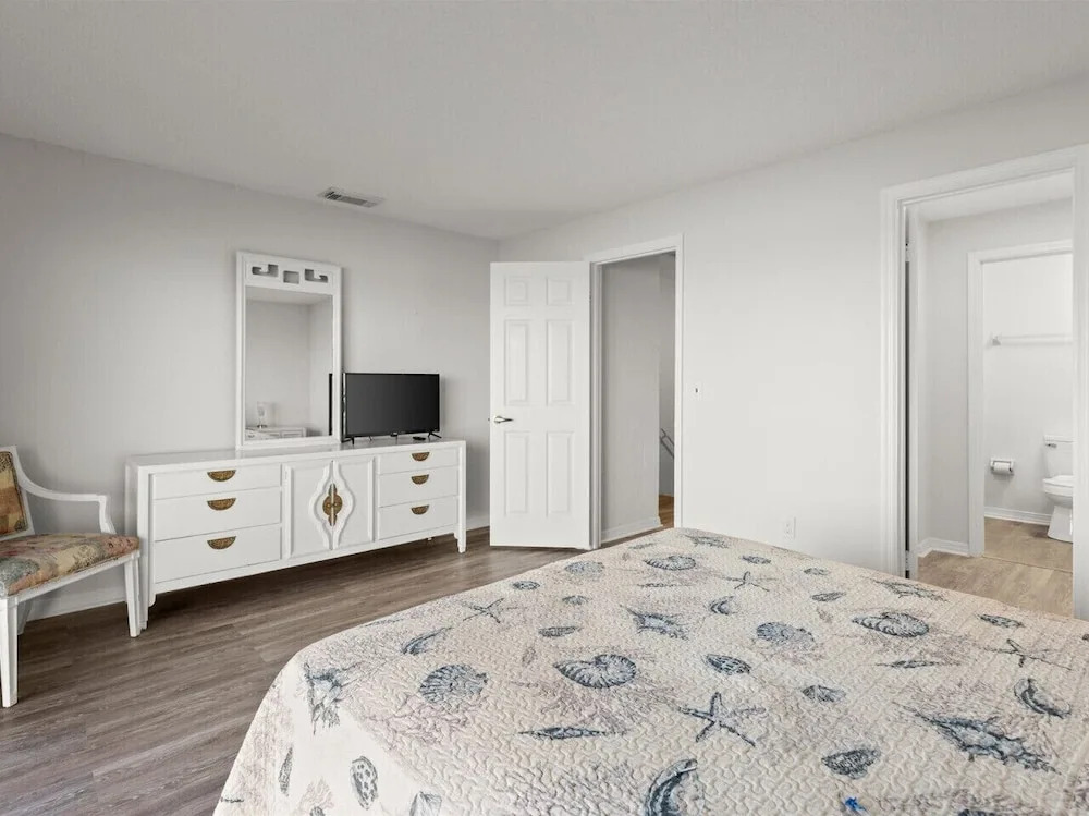 Yellow Sunshine Oceanfront Townhouse, Private Balcony Unit #2
