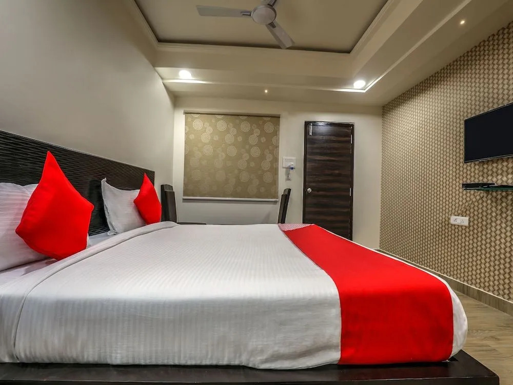 Oyo 14859 Ulavacharu Hotels