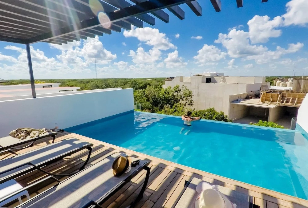 Beautiful Penthouse for 2 With Private Patio and Common Pool in the Building