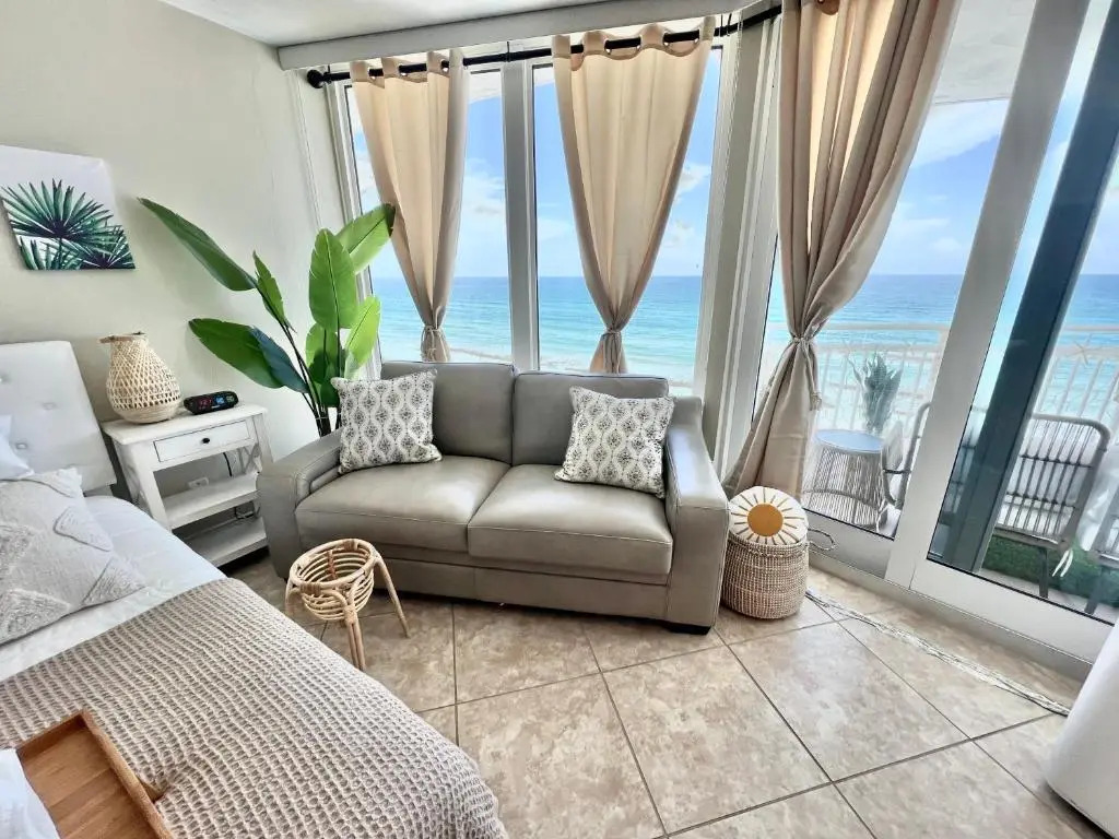 Lovely Ocean front for 5; It sleeps up to 12.