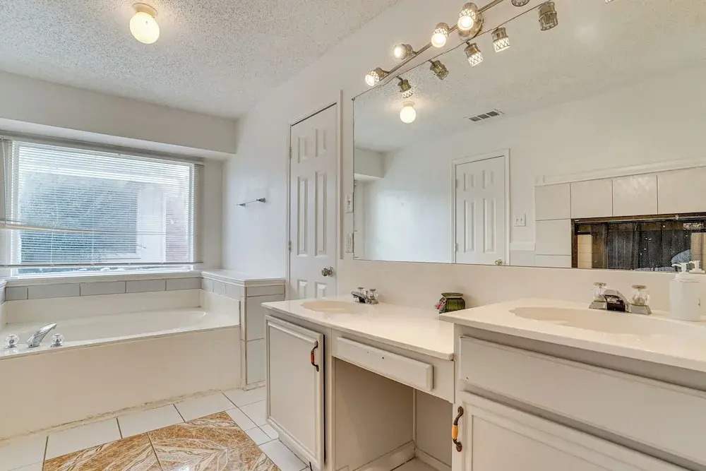 Large Families Welcome! Spacious Fort Worth Home