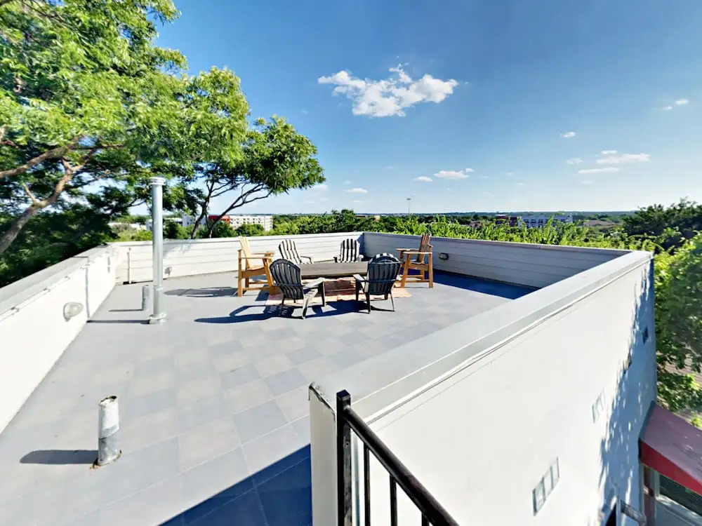 3BR 2BA Rooftop Deck East Downtown by RedAwning