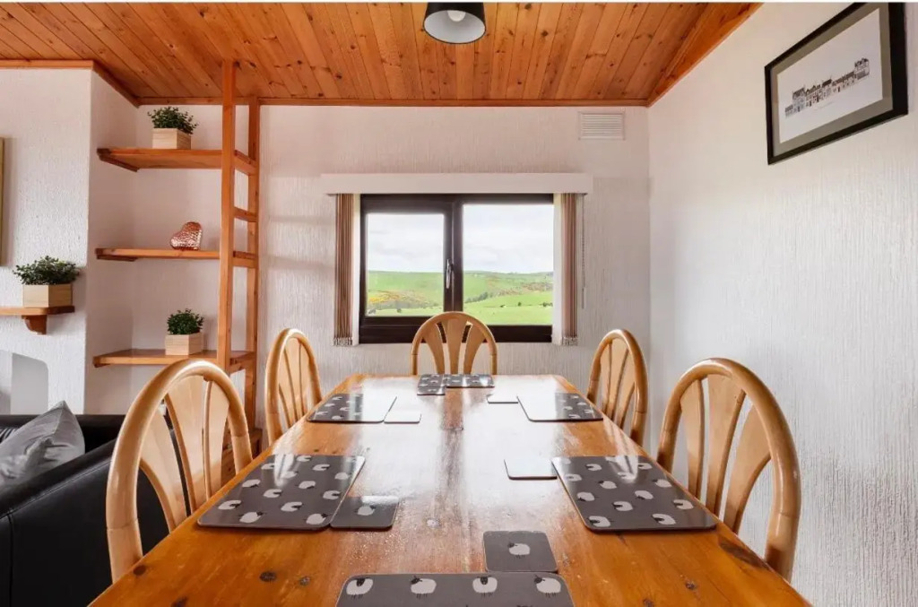 Lodge Cabin with Fabulous Views - Farm Holiday