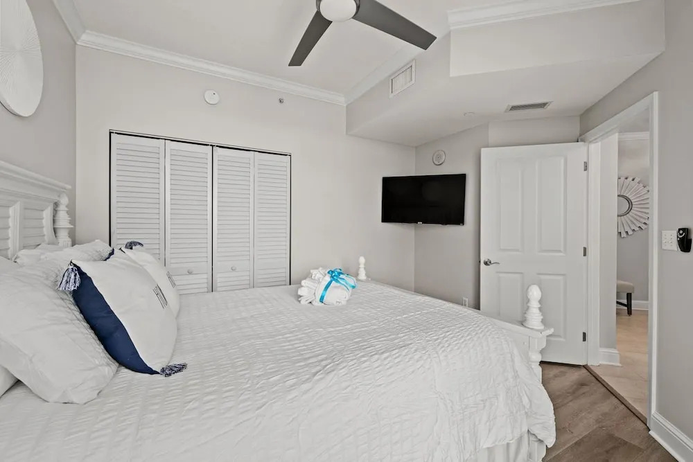 Luxury Beachfront Condo w/ 2 Balconies! Sleeps 8! Walk to Pier Park!
