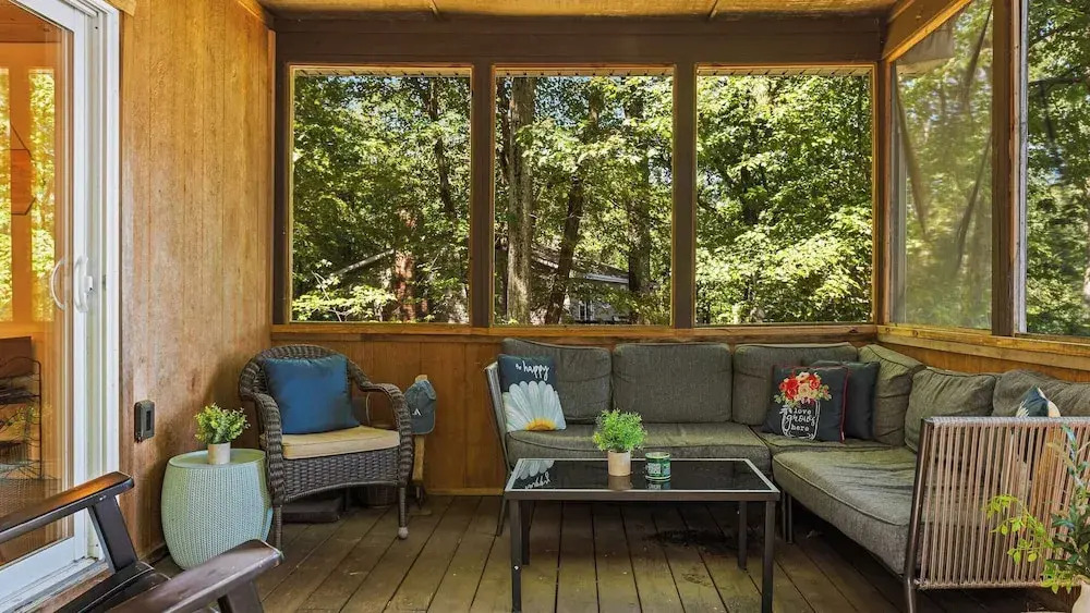 Lake Daze by Avantstay Lakefront w/ Modern Interior, Enclosed Porch & Hot Tub