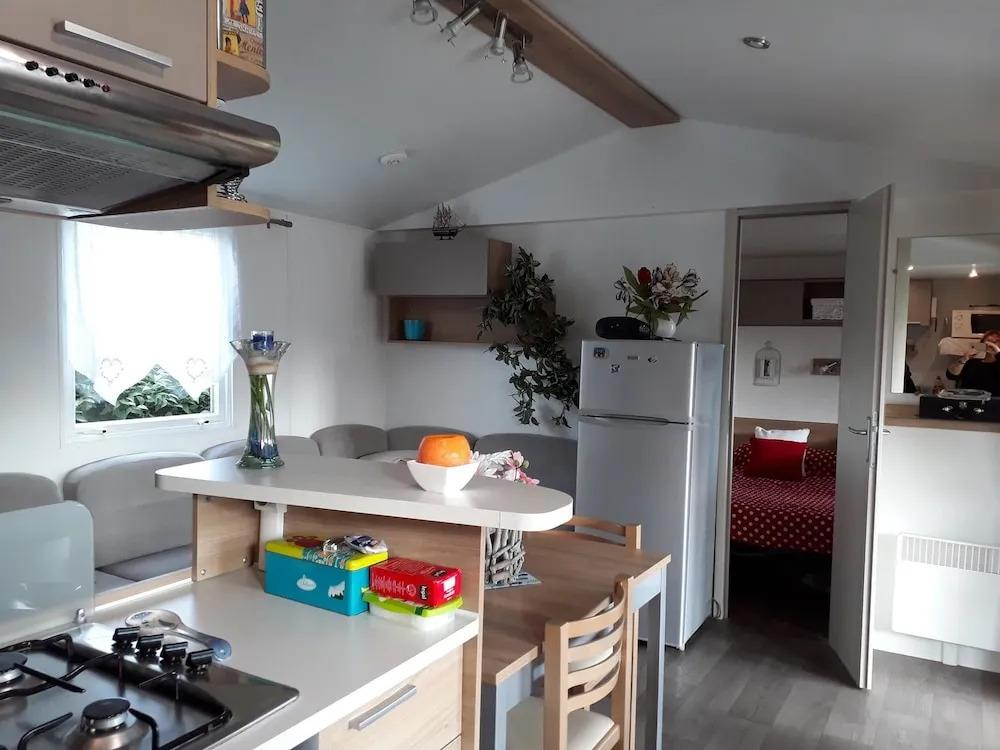 Bungalow With 3 Bedrooms in Les Mathes, Camping Les Charmettes 4 , Wit