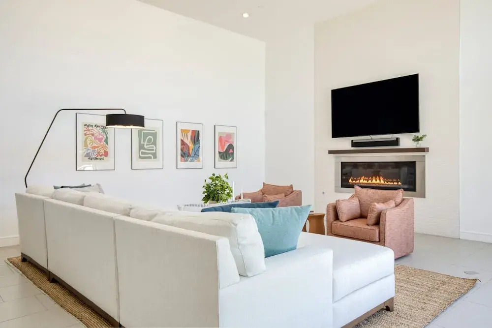 Polo Villa 1 by Avantstay Features Expansive Putting Green Pool Spa Outdoor Firepit 260-322 5 Bedrooms