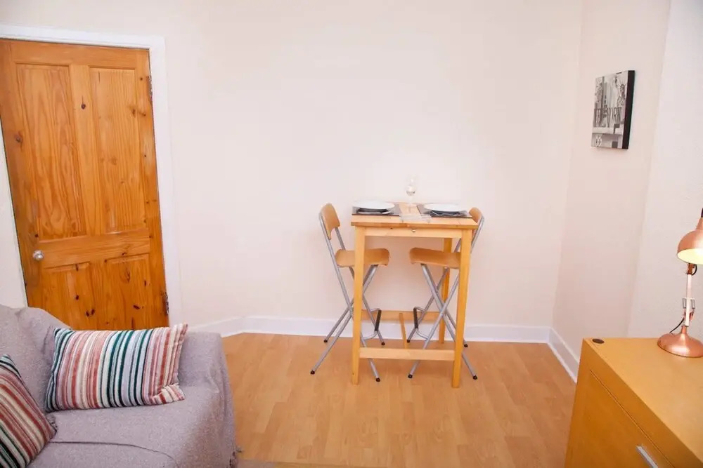 Bright & Quiet Edinburgh Home with Parking