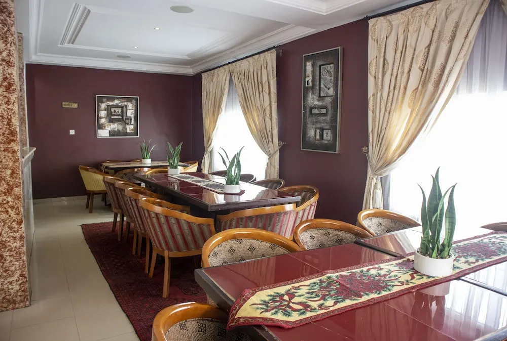 His Majesty's Hotel and Apartments