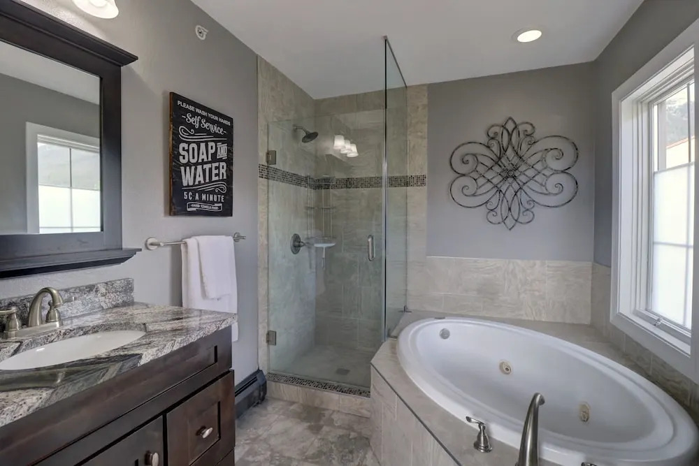Newly Renovated, Slope-Side Walk-In Walk-Out, Top Floor, Views of Ten Mile Range - ER4 by Redawning