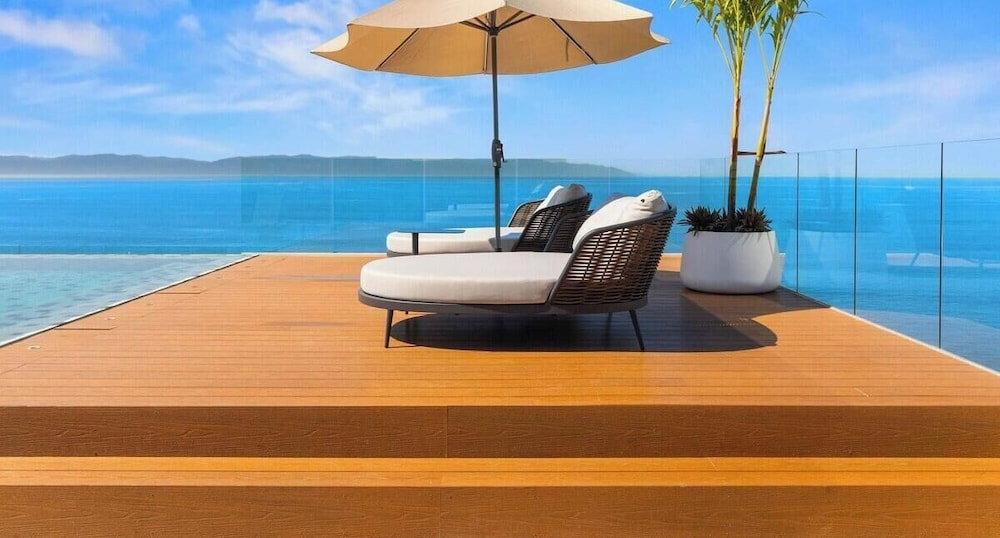 New Stylish 1 BR Condo - Ocean Views - Flex Room