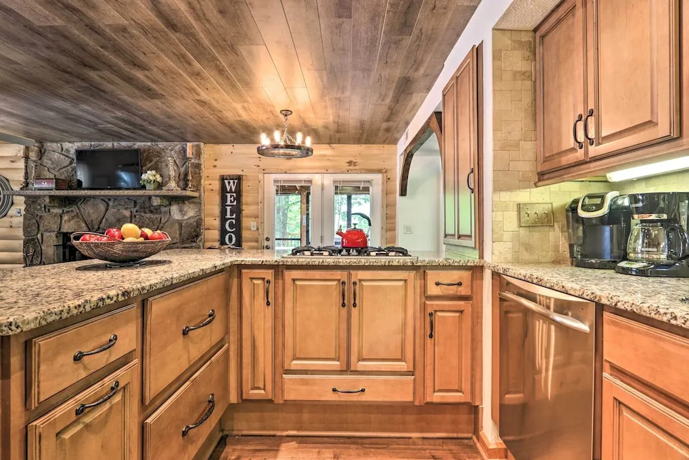 Mtn-view Cabin w/ Hot Tub in Sevierville!