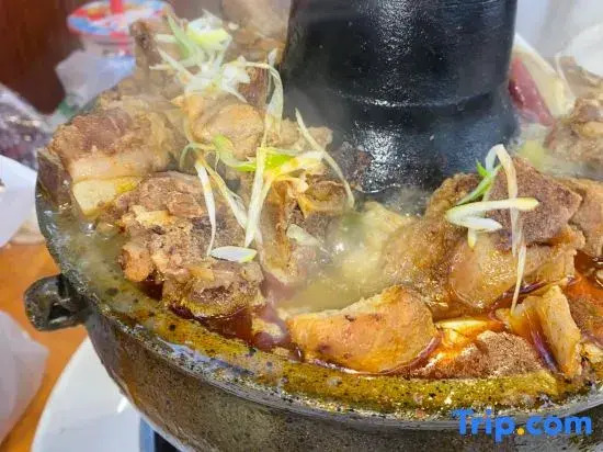 Yiru Homestay (Zhouzuling Yaowangdong Wellness Town Scenic Area)