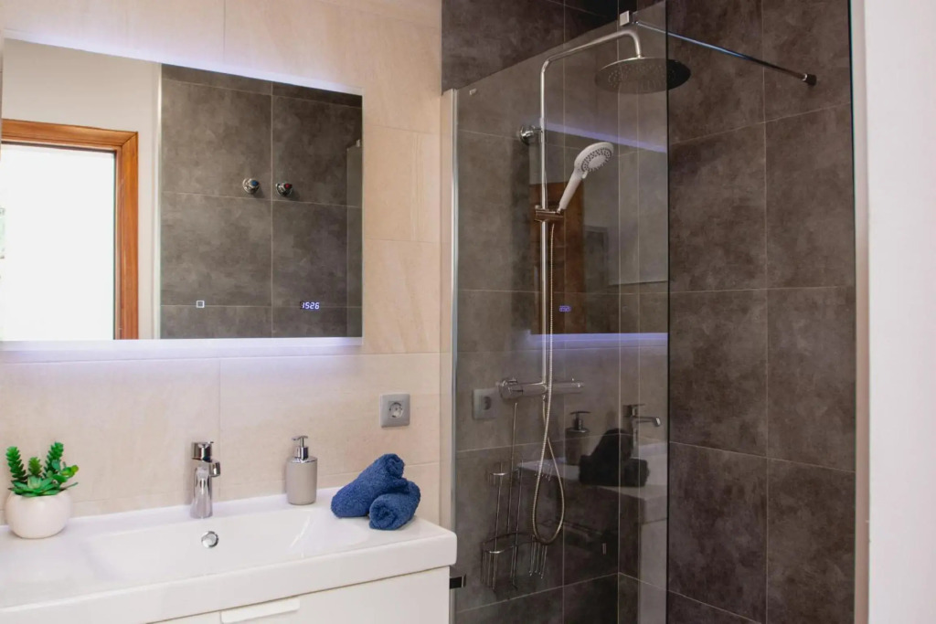 FRONTLINE VILLA 25, well-designed with a heated pool