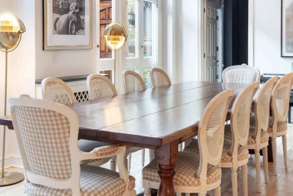 The Heart of Chelsea - Modern & Bright 3BDR Home with Gym, Parking & Patio