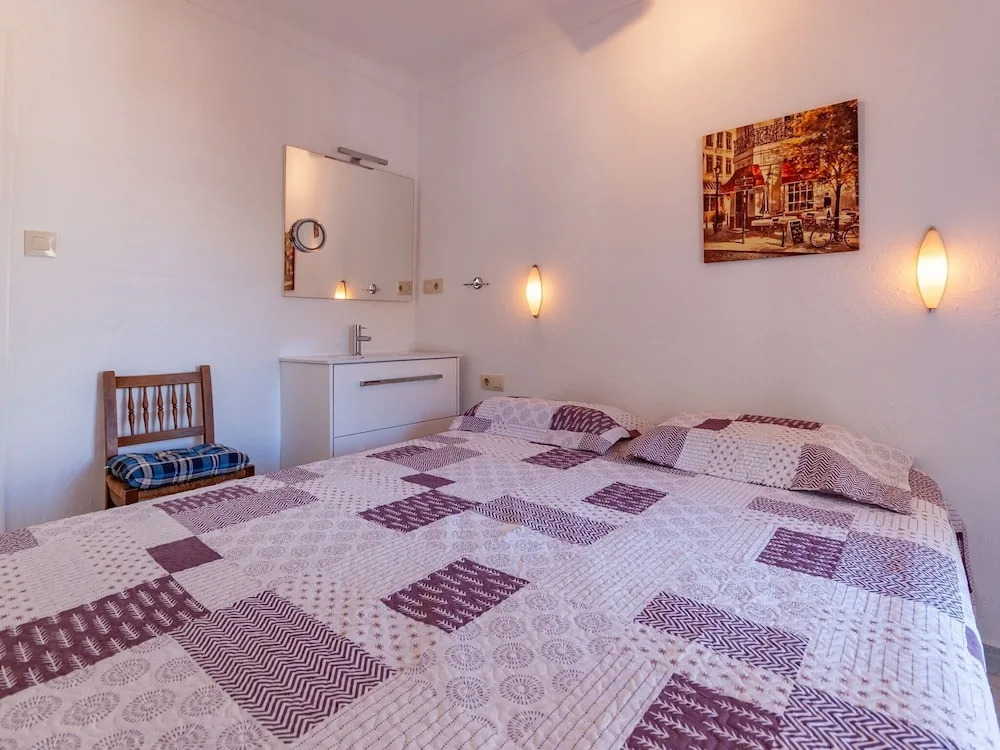 Cozy Apartment in Roses with Sea Nearby