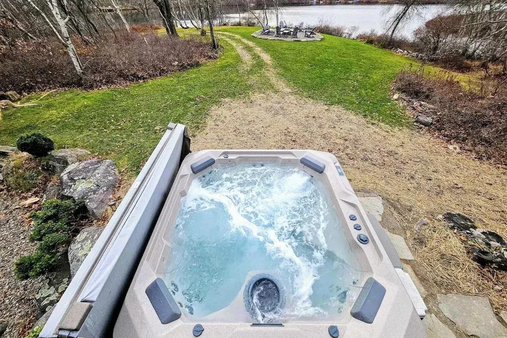 Waterside Haven by Avantstay Lakefront, Hot Tub, Game Room, Fire Pit