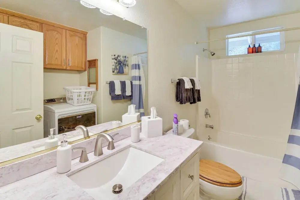 Gateway to Yosemite: Group-friendly Groveland Home