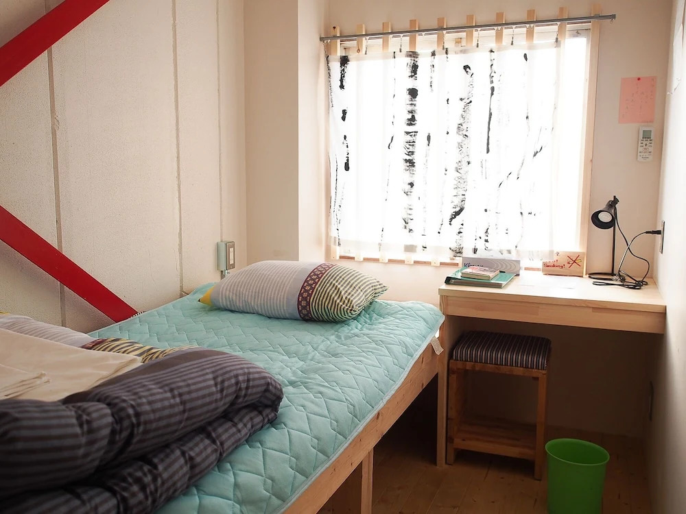 Kamagasaki University of the Arts Cafe Garden Guest House aka Cocoroom